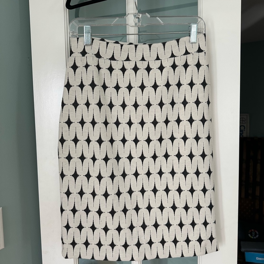 Renee C. Monochrome Patterned Pencil Skirt